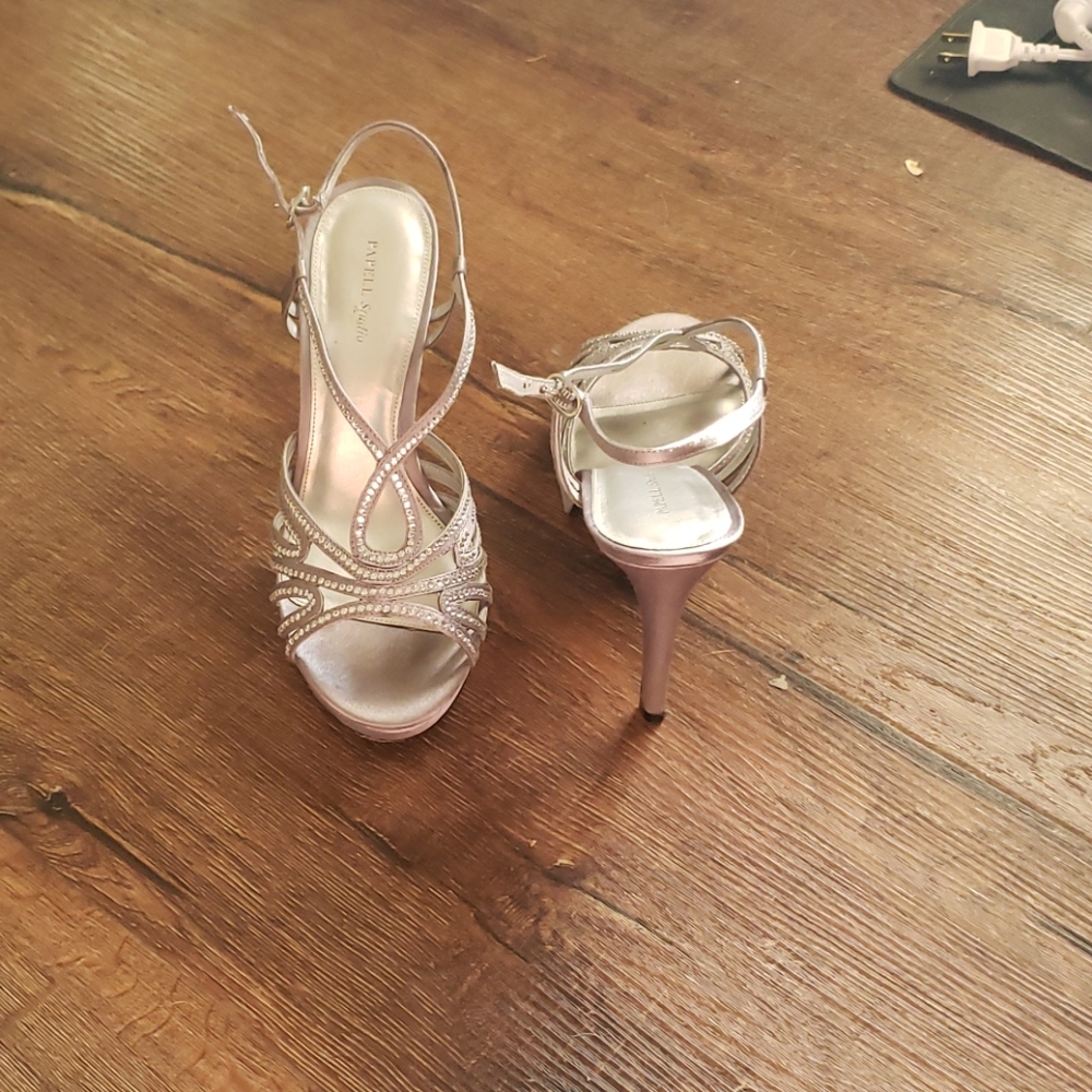 Silver heels - Picture 2 of 2